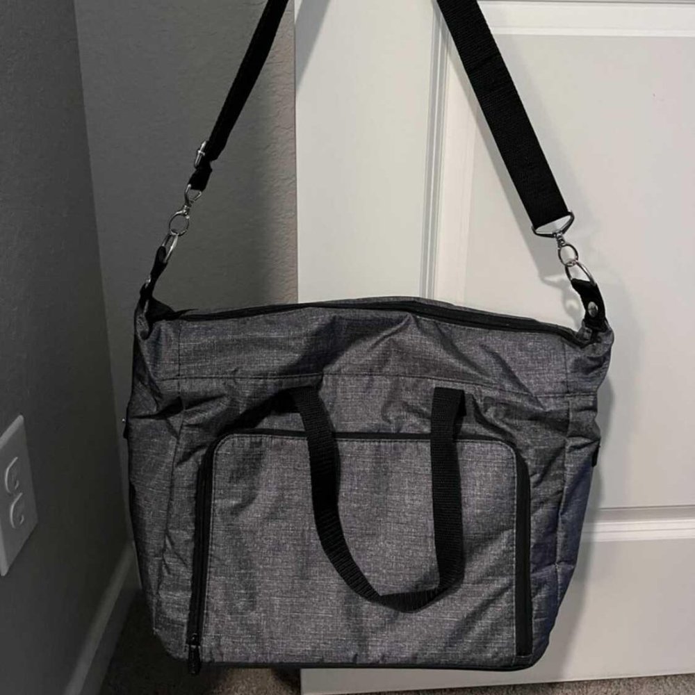 THIRTY-ONE ESSENTIALS CARRY ALL BAG - BRAND NEW!